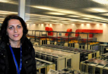 Eva Dafonte, xunto ao Centro de Datos do CERN, que almacena toda a información xerada no complexo. Foto: R. Pan.
