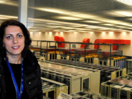 Eva Dafonte, xunto ao Centro de Datos do CERN, que almacena toda a información xerada no complexo. Foto: R. Pan.