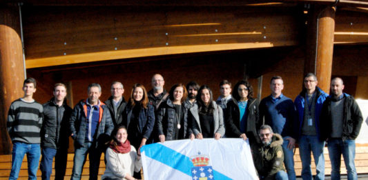 Preto dunha vintena de traballadores galegos do CERN reuníronse para a visita de GCiencia diante do Globo da Ciencia e a Innovación. Foto: R. Pan.