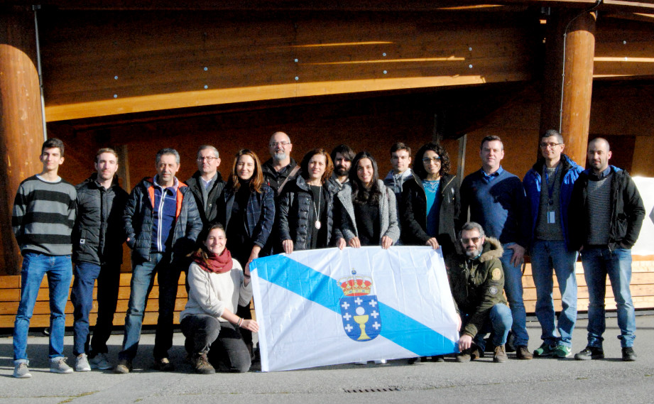 Preto dunha vintena de traballadores galegos do CERN reuníronse para a visita de GCiencia diante do Globo da Ciencia e a Innovación. Foto: R. Pan.