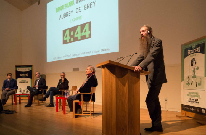 O controvertido xerontólogo Aubrey de Grey, no seu primeiro turno de intervención. Foto: Leonor Parcero.