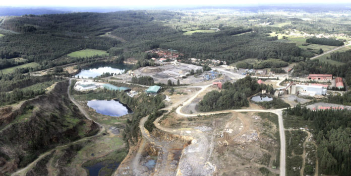 En primeiro plano, antiga explotación de cobre, que funciona actualmente como canteira. Detrás, zona do xacemento na que estaba previsto desenvolver a mina. Foto: Atalaya Mining.