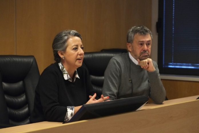 A vicerreitora Isabel Rodríguez-Moldes e o profesor Paulino Martínez, coordinador de Inmunogenom. Foto: USC.