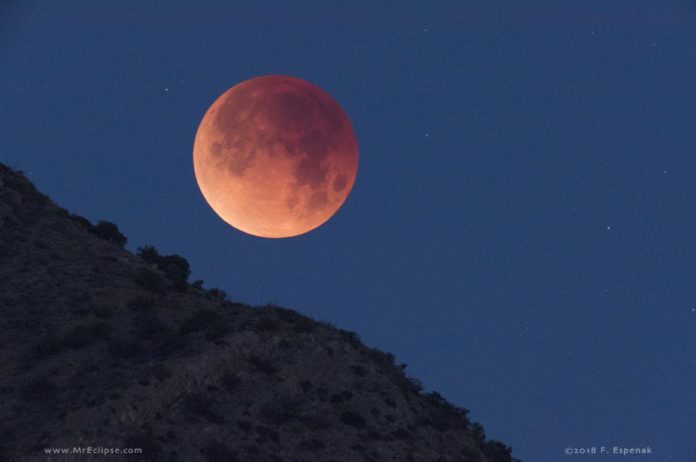 Eclipse de Lúa. Créditos da imaxe e copyright: Fred Espenak (MrEclipse.com)