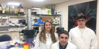 Marta Aramburu, Francisco Campos e Hector Fernández, investigadores do Laboratorio de Neurociencias do IDIS que investigan a cadasil. Imaxe: IDIS / Sergas.