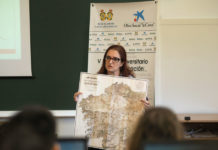 Elena Vázquez Cendón amosa o mapa de Fontán durante a clase de presentación de Contar a ciencia-"la Caixa". Foto: Anxo Iglesias.