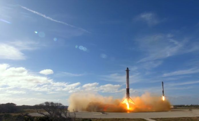 Momento no que os foguetes laterais do Falcon Heavy regresan á Terra tras cumprir a súa misión. Imaxe: SpaceX.