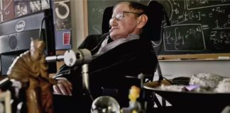 O premio Fonseca, en primeiro plano, á esquerda, na mesa do despacho de Stephen Hawking. Imaxe: AFP Photo/Science Museum, Sarah Lee.