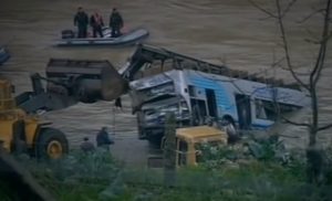 Os equipos de rescate de Portugal remolcan o autobús desde o río Douro. Imaxe: RTP1.