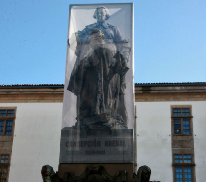Os paneis fotográficos coa figura de Concepción Arenal cubrirán a estatua de Montero Ríos durante todo o mes de marzo. Imaxe: USC.