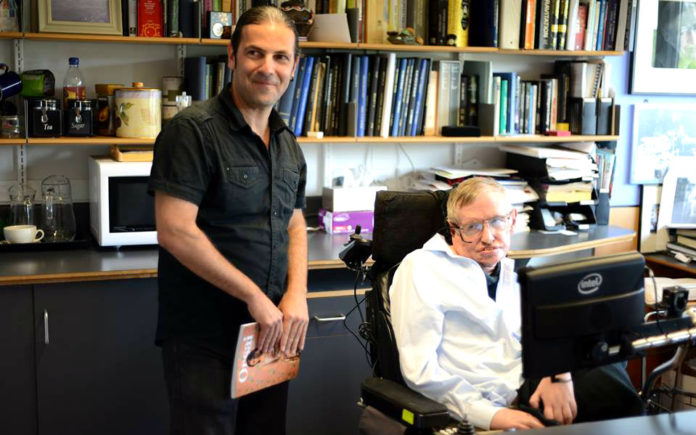 José Edelstein, durante unha das súas visitas a Stephen Hawking.
