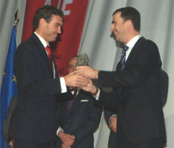 José Ramón García recibe en 2007 un premio de mans do entón Príncipe Felipe. Imaxe: casadomo.com.