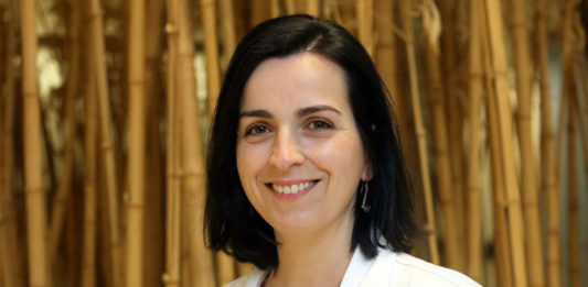 María de la Fuente é a directora do laboratorio de Nanooncoloxía do Instituto de Investigación Sanitaria de Santiago. Imaxe: Oncomet.