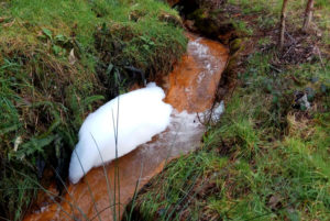 Contaminación no río Portapego, nunha foto tomada o 10 de marzo de 2018. Imaxe: Mina Touro-O Pino Non.