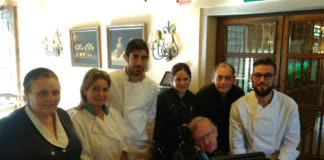 Hawking, na última das súas visitas a Galicia, con traballadores do parador de Cambados.