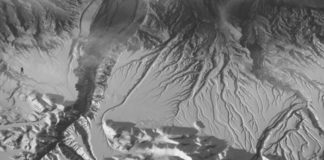 Ves ao gorila na imaxe? Esta foi unha das fotografías empregadas polos científicos para comprobar o efecto. Foto modificada dunha orixinal da NASA.