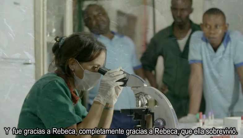 Rebeca Atencia, traballando no laboratorio do Instituto Jane Goodall no Congo. Fonte: Youtube / Instituto Jane Goodall.