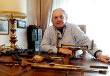 César Camargo, con varias das ferramentas orixinais coas que traballou Domingo Fontán.