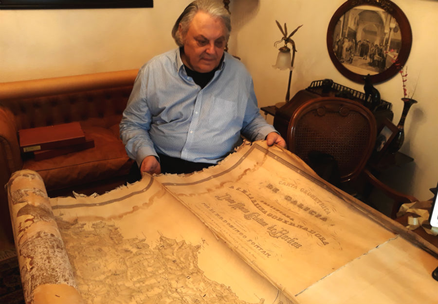 César Camargo amosa a copia enteada da Carta que foi amosada na Exposición Compostelana de 1858.