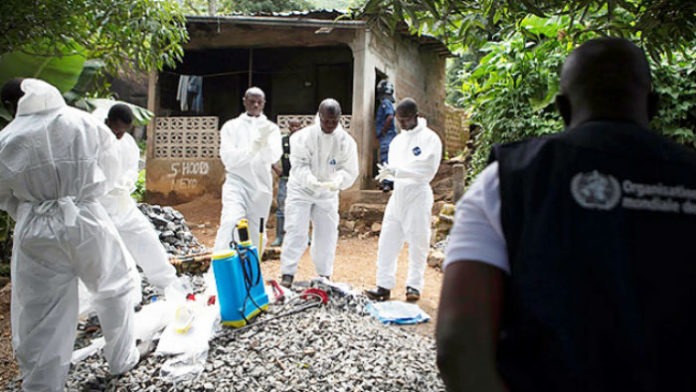 Equipo de desinfección nunha das zonas afectadas polo ébola. Fonte: OMS /C.Black.