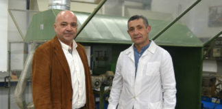 Luis Ortiz e Antonio Vázquez, na planta de enerxías xiloxeradas da Escola de Enxeñaría Forestal da UVigo. Imaxe: Duvi.