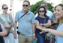 Inés, a guía turística, e os primeiros turistas das visitas guiadas polo centro histórico este verán. Fotos: Alfonso Alonso.