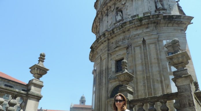 Inés Brandido diante do Santuario da Virxe Peregrina.