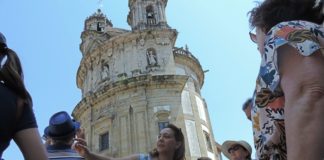 Inés Brandido e os turistas diante do Santuario da Virxe Peregrina.
