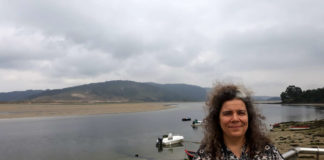 María Jesús Sobrido, á beira do esteiro do Anllóns, preto de onde ten a súa orixe a maioría dos afectados galegos da ataxia SCA36. Foto: R. Pan.