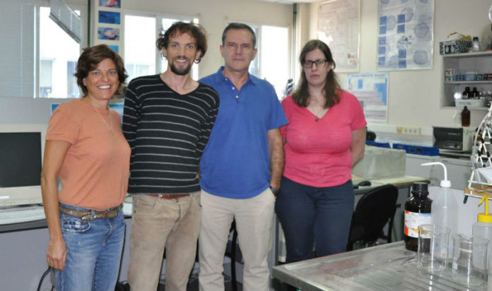 Monica Barone, da FAO (esquerda), xunto a Cástor Guisande (2º dereita) e dous investigadores da UVigo. Foto: Duvi.