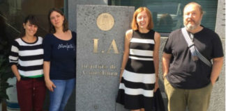 Ana Toffan e Valentina Panzarin, xunto a Isabel Bandín e Carlos Pereira nas instalacións do Instituto de Acuicultura. Foto: USC.
