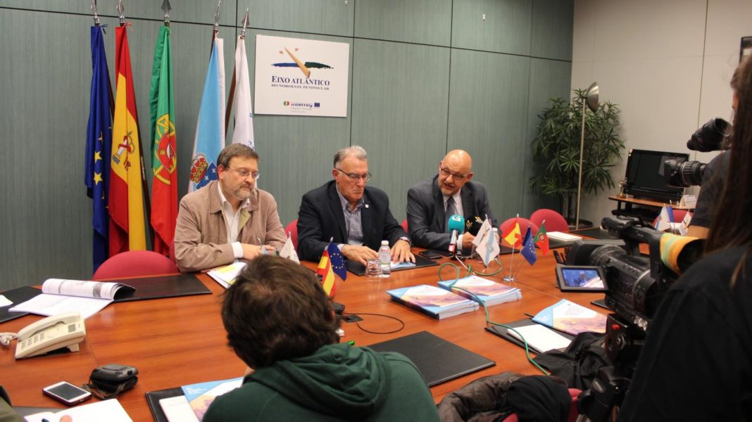 Juan Picos, Alfredo García, e Xoán Vázquez Mao. Foto:  Eixo Atlántico.