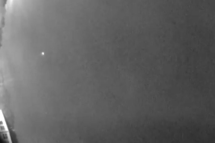 Imaxe do meteoro gravado o 25 de outubro de 2018. Fonte: Observatorio Ramón María Aller.