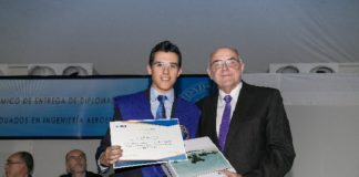 David García, cando recibiu o premio ao mellor expediente na especialidade de Vehículos Aeroespaciais no grao de Enxeñaría Aeroespacial. Foto: Universidad Politécnica de Madrid,