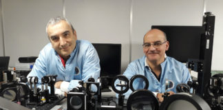Roberto López e José Luis Rasilla, no coñecido como 'búnker' do departamento de Óptica. Foto: R. Pan.