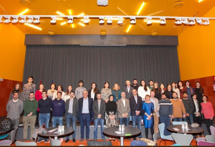 Foto de familia da 9ª reunión de Mozos Investigadores celebrada na Coruña. Fonte: Concello da Coruña.