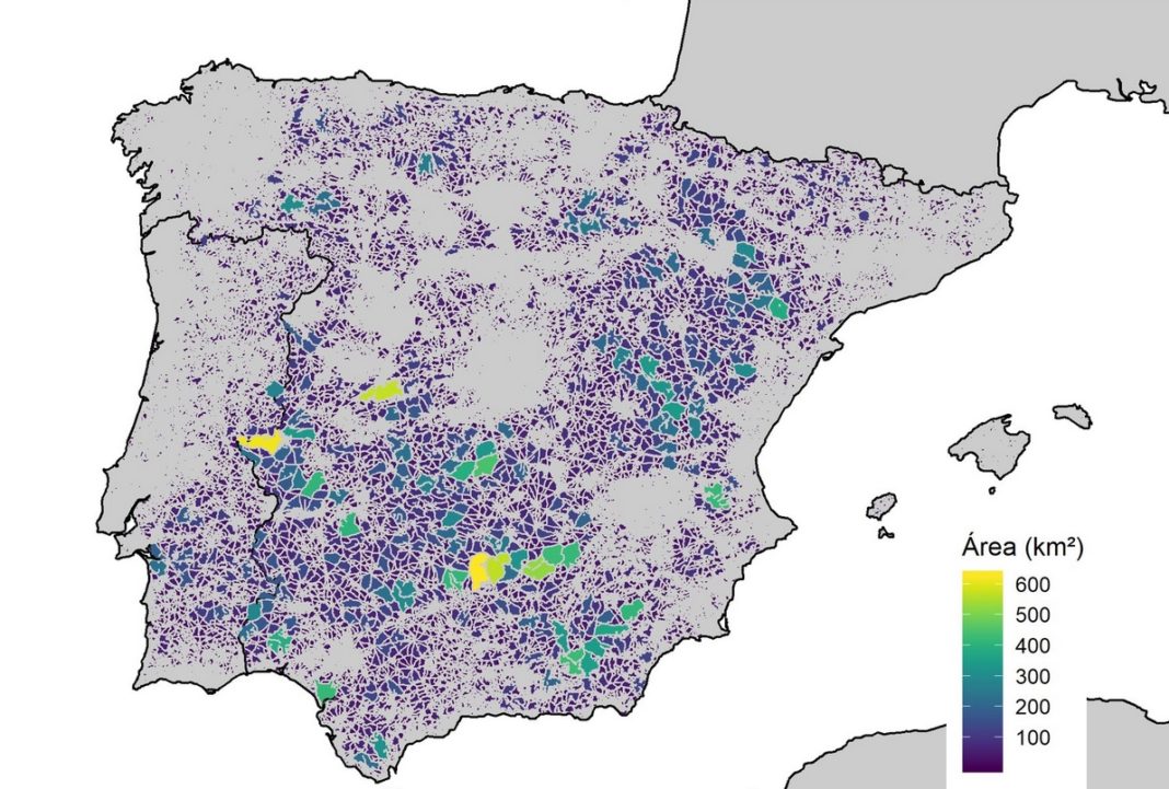 Áreas sen estradas a menos dun kilómetro na Península. Galicia vese como unha xungla de asfalto. Mapa elaborado por Dominic Royé.