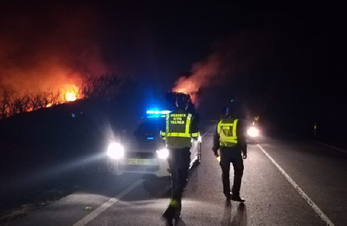A Garda Civil cortou temporalmente a EP-7001, entre Forcarei e A Estrada, no quilómetro 18, por un dos lumes activos este martes. Foto: twitter.com/PlanDirectorPon.
