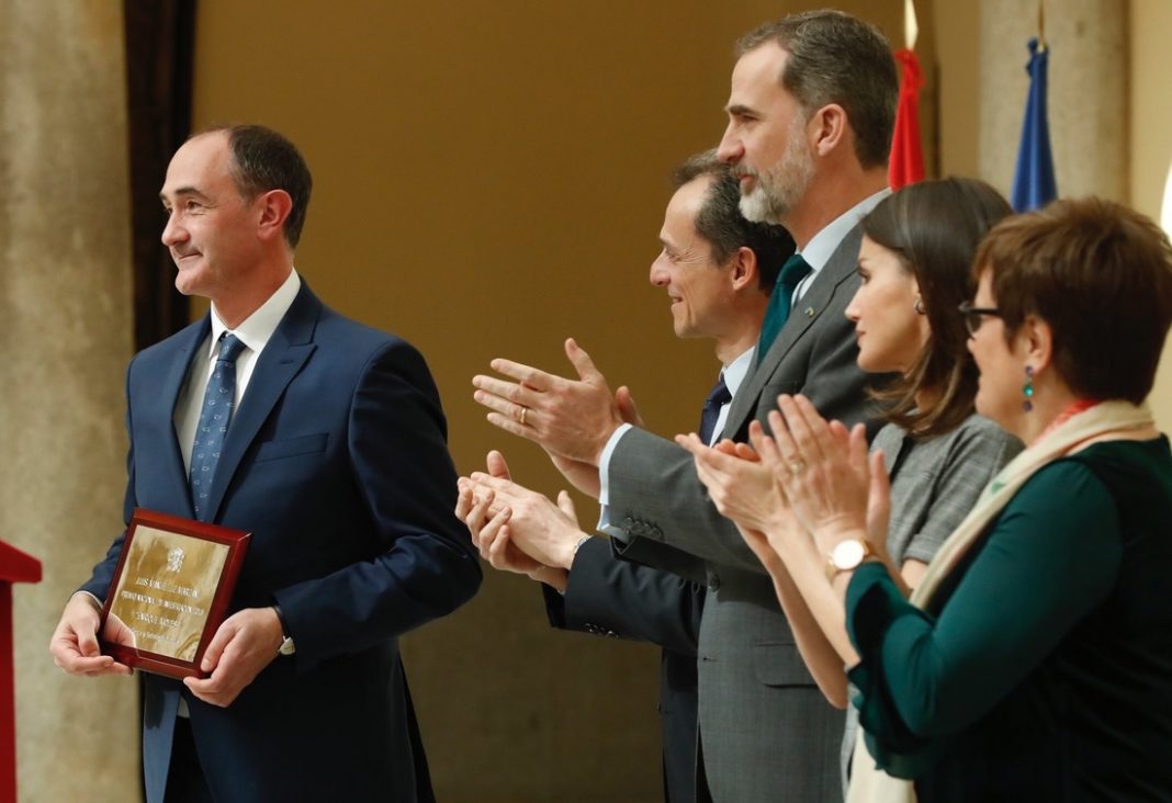 Luis Liz, xunto a Pedro Duque, ministro de Ciencia, os reis de España e a secretaria de Estado de I+D+i, Ángeles Heras. Foto: Ministerio de Ciencia.