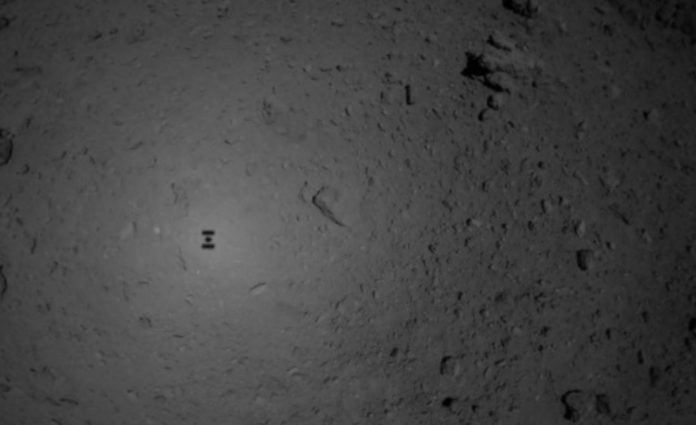 Imaxe da sonda xaponesa Hayabusa2 achegándose ao asteroide Ryugu. Fonte: JAXA.