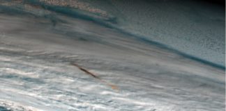 Estela do bólido que estourou en decembro sobre o mar de Bering. Fonte: NASA.