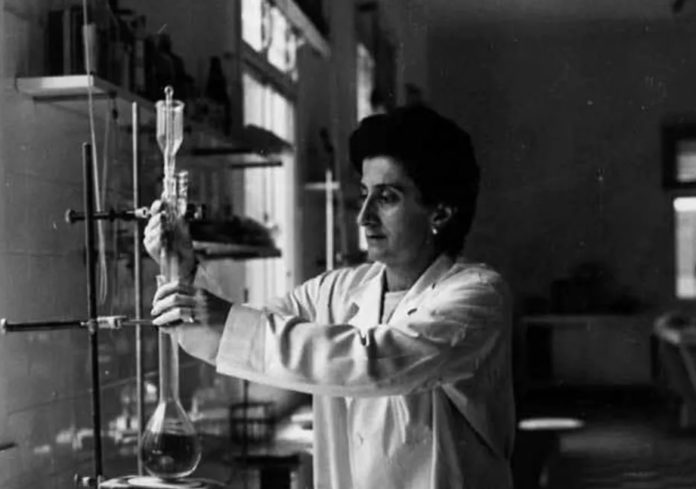 María Elisa Álvarez Obaya, no Laboratorio de Inspección Farmacéutica de Las Palmas a mediados dos anos sesenta. Foto: CC BY-SA. 