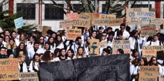 Protesta de alumnos de Farmacia ante o edificio da Facultade. Foto: Twitter de Acción Universitaria.