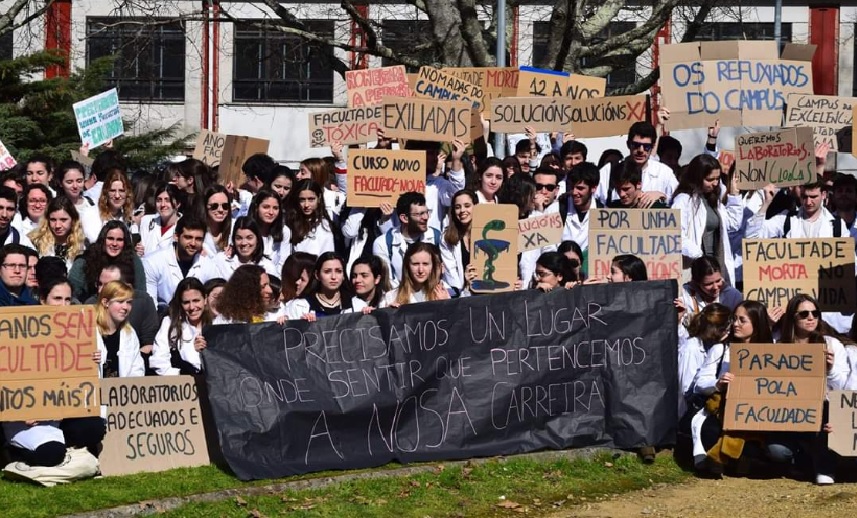 Protesta de alumnos de Farmacia ante o edificio da Facultade. Foto: Twitter de Acción Universitaria.