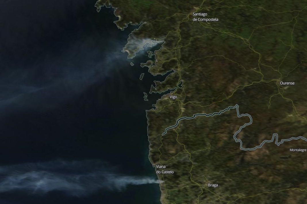 Imaxe do instrumento MODIS do satélite Terra que amosa o tamaño do incendio de Dodro e Rianxo. Fonte: nasa.gov.