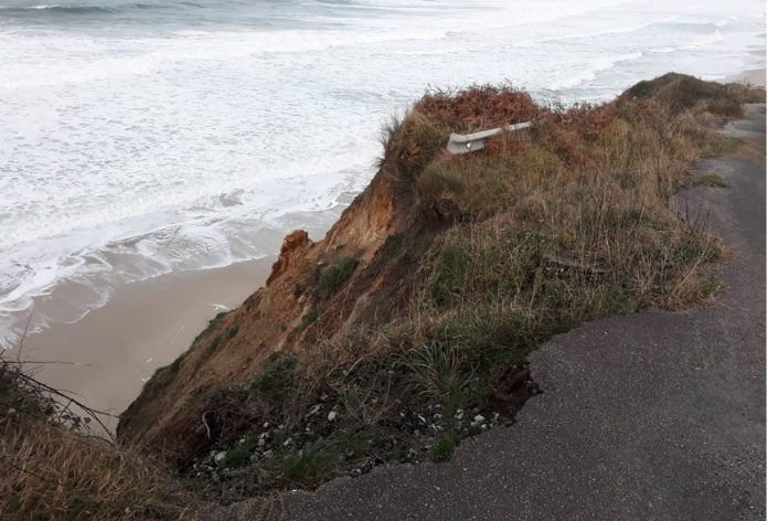 Exemplo de erosión na costa de Galicia. Unha estrada (pode verse a varanda de metal no cantil) que o mar devorou en Razo (Carballo). Foto: R. Pan.