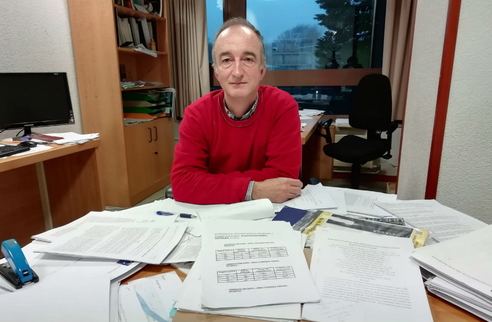 Enrique Zas, no seu despacho do Instituto Galego de Física de Altas Enerxías. Foto: R. Pan.