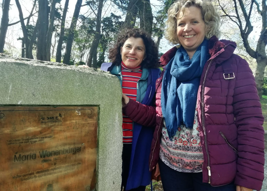 María José Souto e Ana Dorotea Tarrío, profesoras da UDC, xunto á placa que rende homenaxe a María Wonenburger no parque de Santa Margarida. Foto. R. Pan.