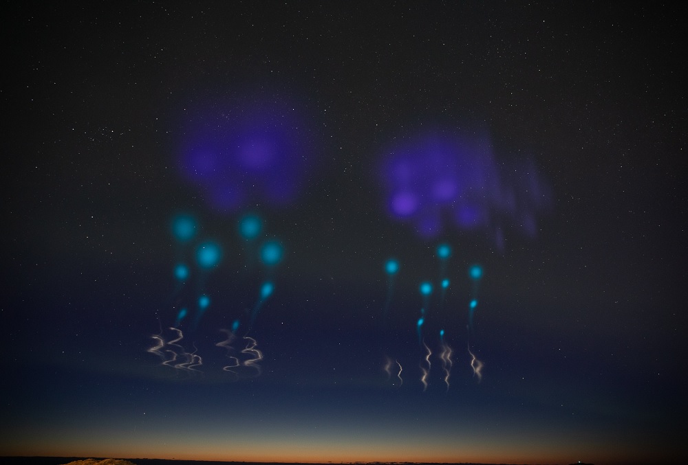 Nubes formadas polos gases liberados polos foguetes no ceo polar. Foto: NASA/Lee Wingfield.