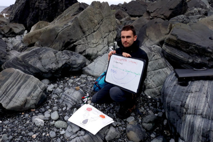 Francisco Canosa, xeólogo e guía da xeoruta das praias negras de Cedeira, explicando a formación das rochas da zona.